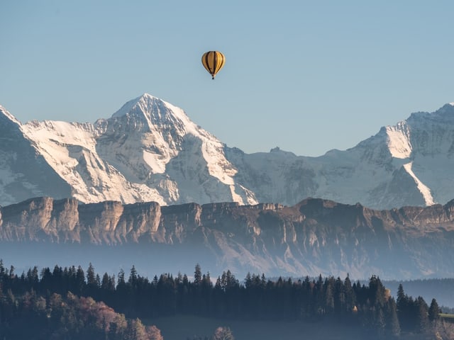 Ein Heissluftballon in der Luft. Ein Heissluftballon in der Luft.