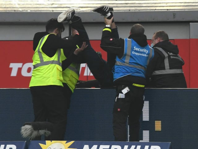 Ein Flitzer beim Spiel Düsseldorf - Hannover