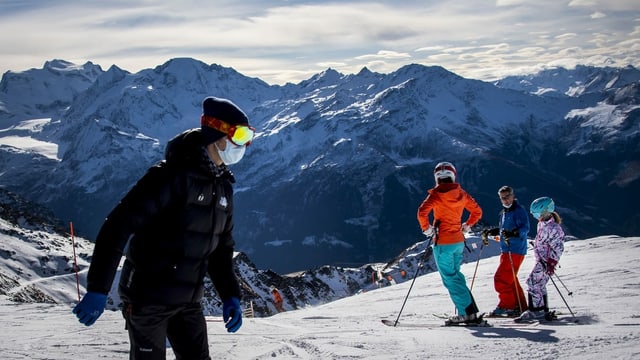 Leute fahren Ski. Leute fahren Ski.