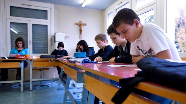 Schulzimmer mit Schülern in Gossau/SG – an der Wand hängt ein Kruzifix. Schulzimmer mit Schülern in Gossau/SG – an der Wand hängt ein Kruzifix.