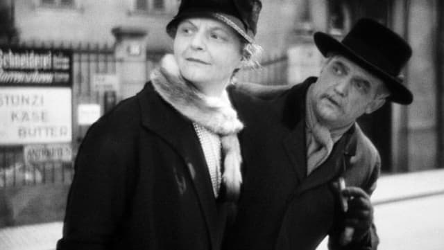 ein schwarz-weiss Bild einer Frau und eines Mannes in der Stadt ein schwarz-weiss Bild einer Frau und eines Mannes in der Stadt