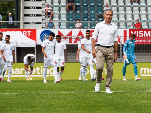 Marcel Koller und seine Spieler verlassen niedergeschlagen den Rasen. Marcel Koller und seine Spieler verlassen niedergeschlagen den Rasen.