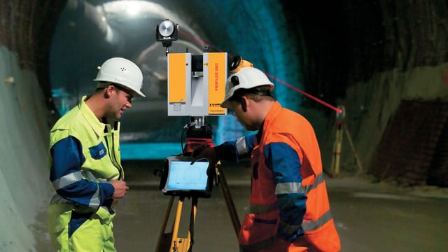 Zwei Messtechniker im Tunnel messen mit dem neuen Laser im Gotthard-Basistunnel. Zwei Messtechniker im Tunnel messen mit dem neuen Laser im Gotthard-Basistunnel.