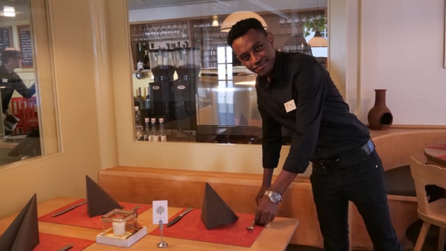 Mann deckt Tisch Mann deckt Tisch
