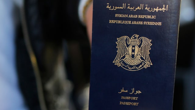 Beeinflusst der syrische Pass in Paris die Flüchtlingspolitik der EU?