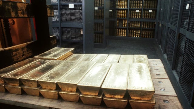 Goldbarren auf einer Palette im Keller der Schweizerischen Nationalbank.