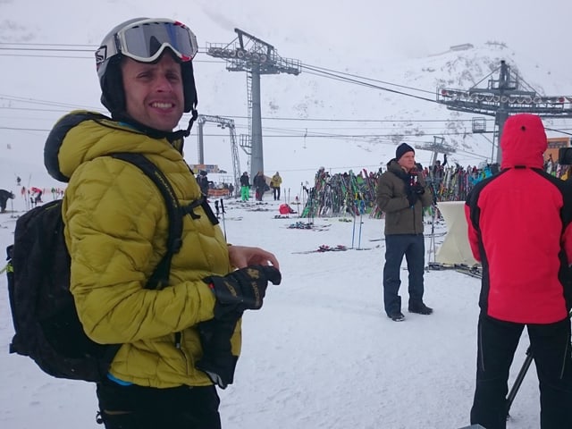 Gaudenz flury steht im Skianzug im Bereich der Bergstation auf dem Stubaiergletscher. Starker Wind wirbelt den Schnee auf. Gaudenz flury steht im Skianzug im Bereich der Bergstation auf dem Stubaiergletscher. Starker Wind wirbelt den Schnee auf.