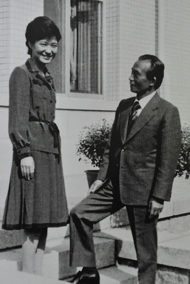 Park Geun Hye mit ihrem Vater Park Chung Hee Park Geun Hye mit ihrem Vater Park Chung Hee