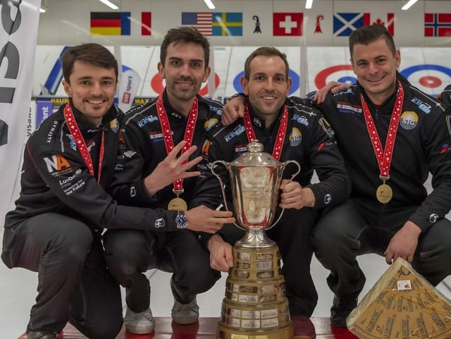 Genfer Curling-Team mit Pokal Genfer Curling-Team mit Pokal