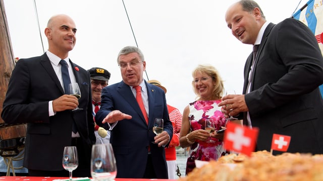 Berset, in der Mitte IOC-Präsident Bach und de Quattro bei einem Stehapero Berset, in der Mitte IOC-Präsident Bach und de Quattro bei einem Stehapero