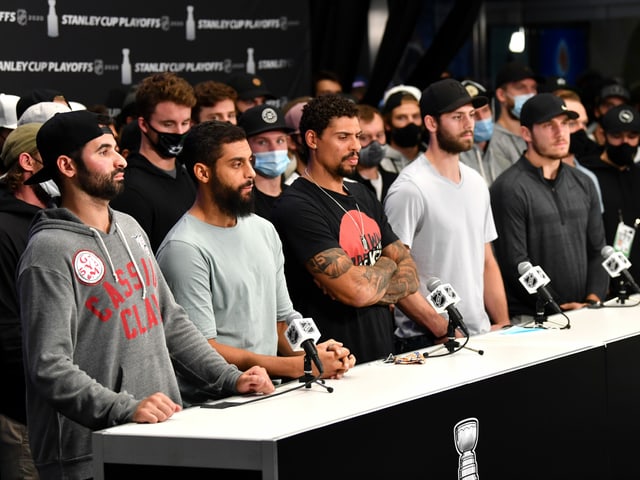 Mehrere NHL-Spieler an einer Medienkonferenz Mehrere NHL-Spieler an einer Medienkonferenz