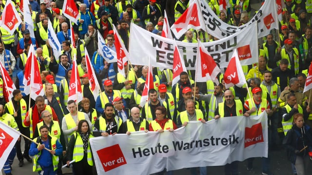 Flughafenangestelle halten Fahnen und Transparente Flughafenangestelle halten Fahnen und Transparente