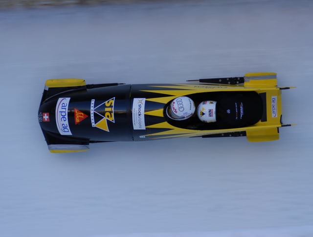 Ein Bob fährt über die Eisbahn in St. Moritz Ein Bob fährt über die Eisbahn in St. Moritz