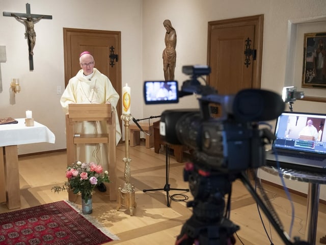 Priester vor Kamera