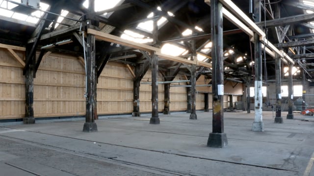 Eine alte Halle mit Oberlichtern und Stützen. Eine alte Halle mit Oberlichtern und Stützen.