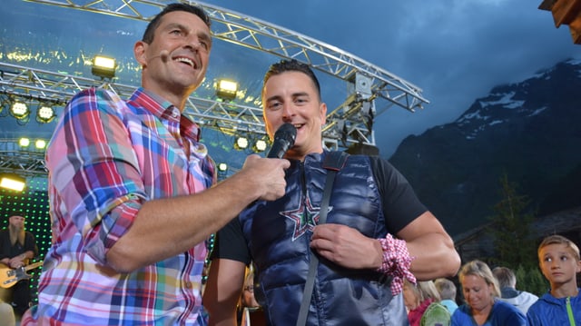 Roman Kilchsperger streckt Andreas Gabalier das Mikrofon hin.