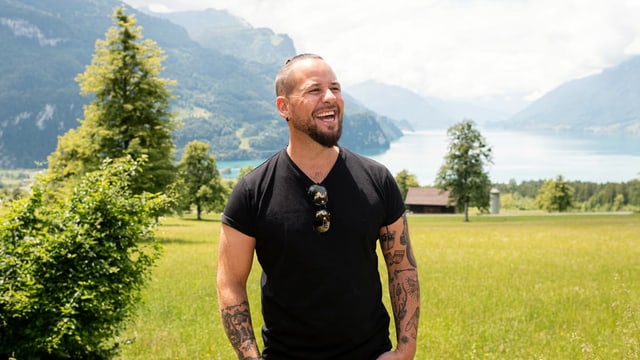 Marc Trauffer vor See- und Berglandschaft. Marc Trauffer vor See- und Berglandschaft.