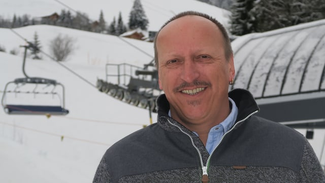 Bahnchef Erich Klauwers - im Hintergrund ein leerer Sechser-Sessel Bahnchef Erich Klauwers - im Hintergrund ein leerer Sechser-Sessel