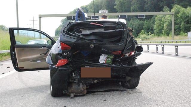 Alfa Romeo mit stark zerstörtem Heck. Alfa Romeo mit stark zerstörtem Heck.