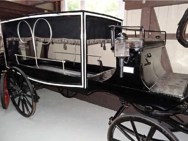 Leichenwagen, wie er früher von Pferden gezogen wurde Leichenwagen, wie er früher von Pferden gezogen wurde