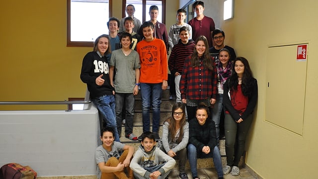 Scolaras e scolars da l'emprima e segunda superiura da la scola Viva a Laax. Scolaras e scolars da l'emprima e segunda superiura da la scola Viva a Laax.