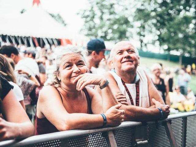Ein Mann und eine Frau in der ersten Reihe
