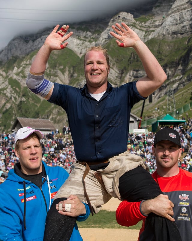 Mario Thürig auf den Schultern von zwei Schwingerkollegen nach dem Sieg auf der Schwägalp Mario Thürig auf den Schultern von zwei Schwingerkollegen nach dem Sieg auf der Schwägalp