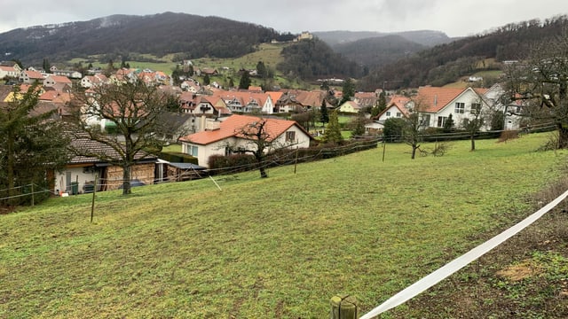 Landstück am Abhang, dahinter Dorfkern von Lostorf Landstück am Abhang, dahinter Dorfkern von Lostorf