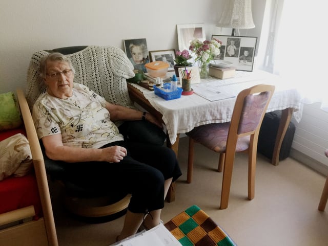 Anna Kühni in ihrem Zimmer im Pflegeheim Anna Kühni in ihrem Zimmer im Pflegeheim