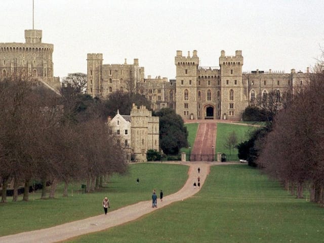 Schloss vor grüner Wiese Schloss vor grüner Wiese
