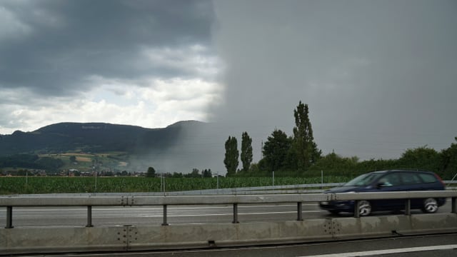 Die Unwetterzelle droht wie eine graue undurchsichtige Wand. Die Unwetterzelle droht wie eine graue undurchsichtige Wand.