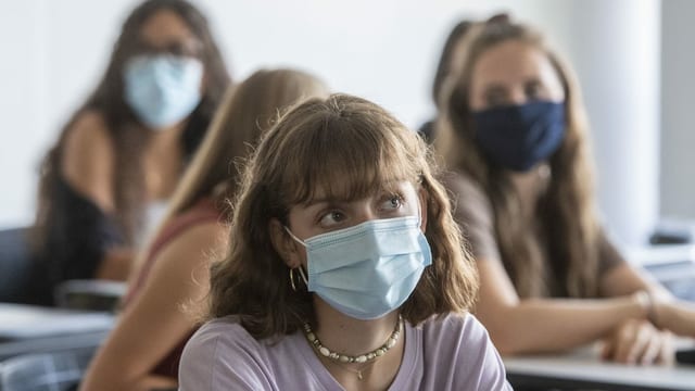 Jugendliche in Gymnasien: Masken sind kein Problem. Jugendliche in Gymnasien: Masken sind kein Problem.