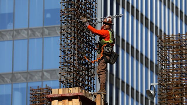 Ein Bauarbeiter auf einer Baustelle in Los Angeles. Ein Bauarbeiter auf einer Baustelle in Los Angeles.