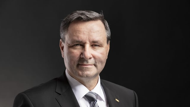Der Berner SVP-Ständerat Werner Salzmann überlegt sich, ob er für die Parteispitze antreten soll. Der Berner SVP-Ständerat Werner Salzmann überlegt sich, ob er für die Parteispitze antreten soll.