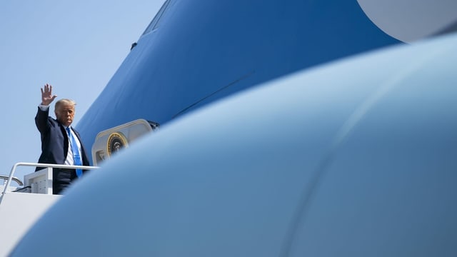 Trump besteigt die Air-Force-One Trump besteigt die Air-Force-One