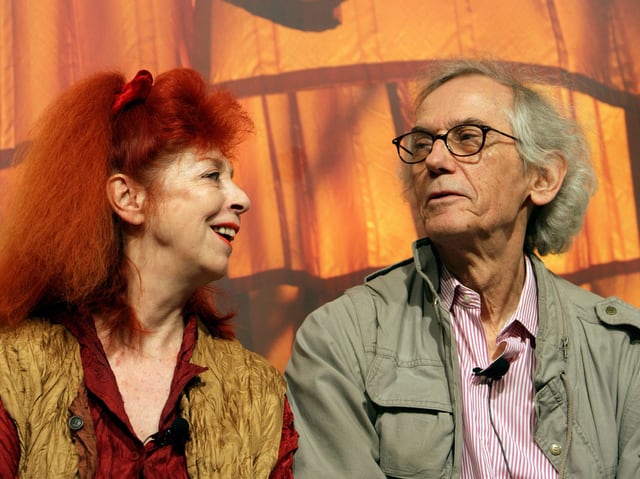 Jeanne-Claude lachend neben ihrem Gatten Christo. Jeanne-Claude lachend neben ihrem Gatten Christo.