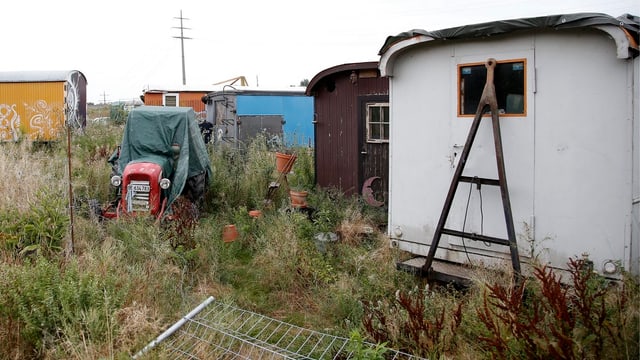 Bauwagen und ein Traktor im Grünen. Bauwagen und ein Traktor im Grünen.