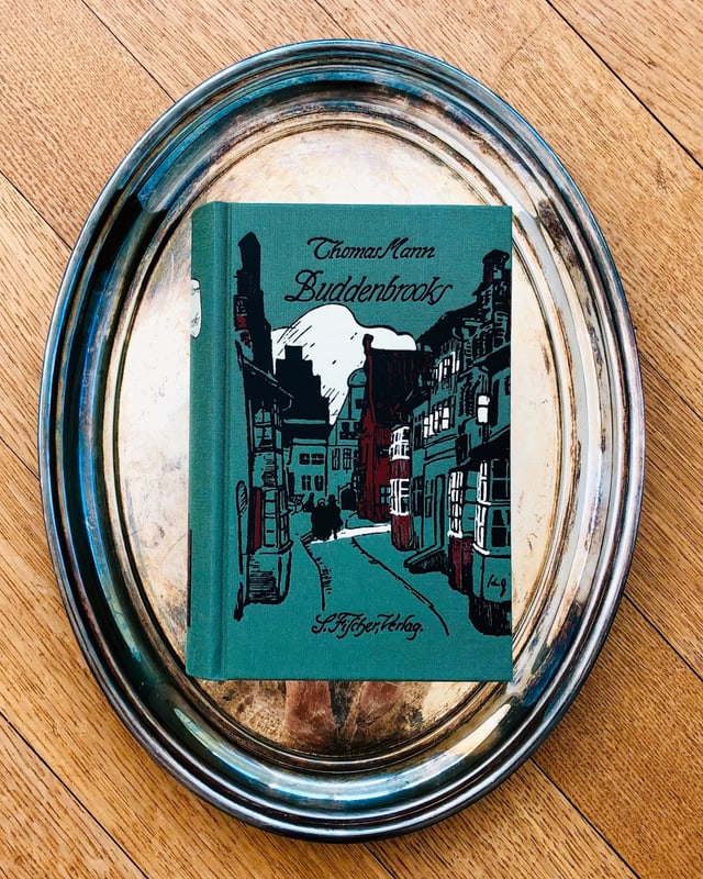 «Buddenbrooks» von Thomas Mann liegt auf einem Silbertablett «Buddenbrooks» von Thomas Mann liegt auf einem Silbertablett