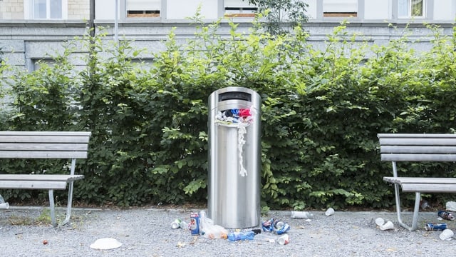 Überfüllter Abfallkübel Überfüllter Abfallkübel