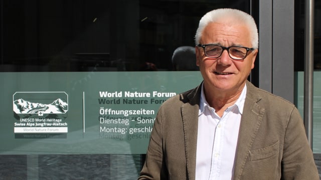 Ein Mann steht vor dem Eingang des Zentrums. Ein Mann steht vor dem Eingang des Zentrums.