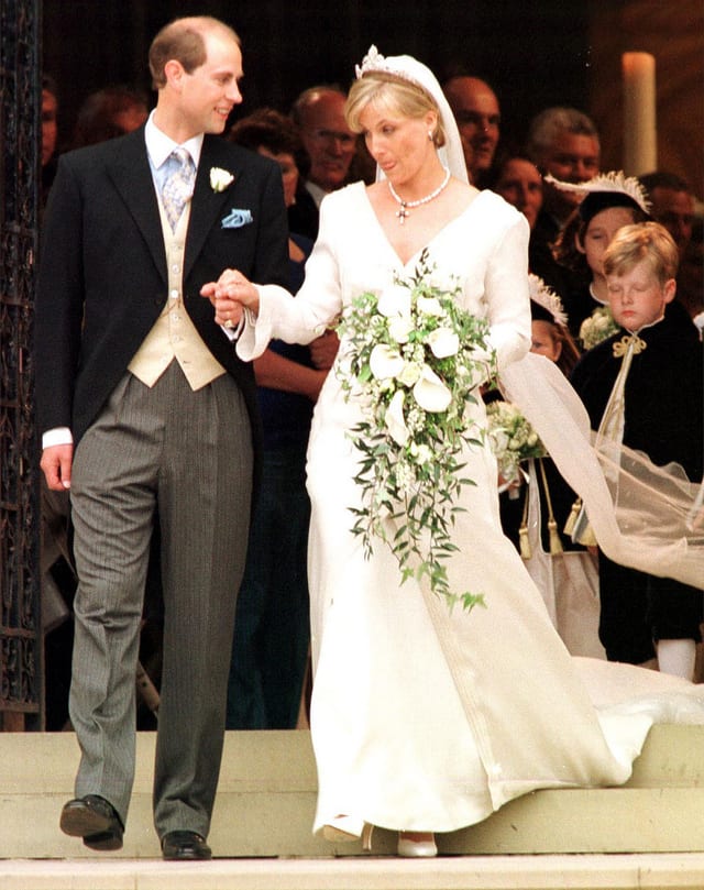 Hochzeit im bescheidenen Rahmen: 1999 heiratete Prinz Edward seine Freundin Sophie Rhys-Jones. Hochzeit im bescheidenen Rahmen: 1999 heiratete Prinz Edward seine Freundin Sophie Rhys-Jones.