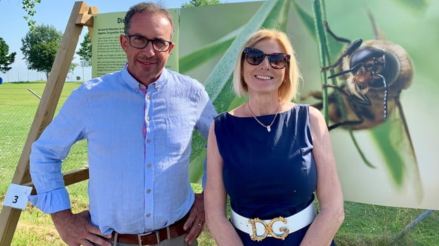 Marisa Bühler, Schirmherrin von «Bee Family» aus Frasnacht/TG und der Ausstellungsmacher Johannes Zimmermann. Marisa Bühler, Schirmherrin von «Bee Family» aus Frasnacht/TG und der Ausstellungsmacher Johannes Zimmermann.