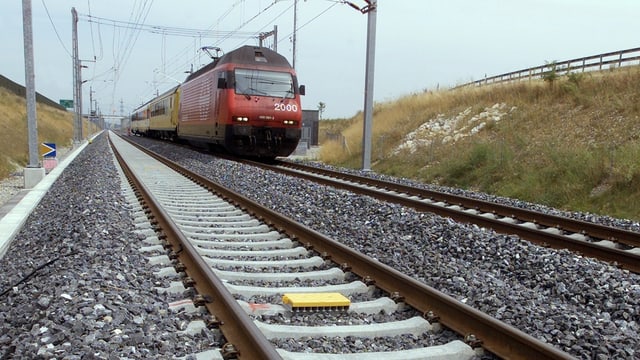 SBB-Zug auf freier Strecke. SBB-Zug auf freier Strecke.