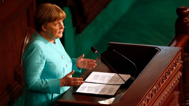Merkel an einem Rednerpult Merkel an einem Rednerpult