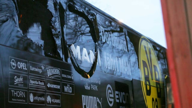 Bei den Explosionen gingen mehrere Scheiben des Mannschaftsbusses zu Bruch. Bei den Explosionen gingen mehrere Scheiben des Mannschaftsbusses zu Bruch.