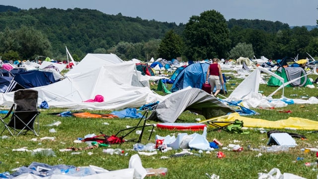 Wiese mit zerstören Zelten und haufenweise Abfall. Wiese mit zerstören Zelten und haufenweise Abfall.