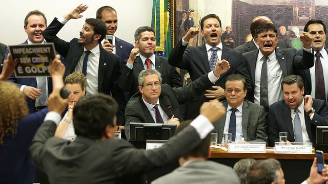 Rogerio Rosso verkündet Resultat, darum herum jubelnde Oppositionelle Rogerio Rosso verkündet Resultat, darum herum jubelnde Oppositionelle