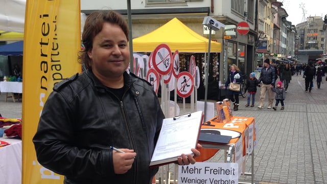 Mann mit schwarzer Lederjacke und Unterschriftenbogen Mann mit schwarzer Lederjacke und Unterschriftenbogen