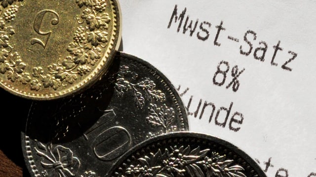 Eine Quittung mit dem Schriftzug «Mwst-Satz 8%» und etwas Kleingeld darauf. Eine Quittung mit dem Schriftzug «Mwst-Satz 8%» und etwas Kleingeld darauf.