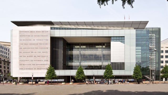 Das Gebäude des News-Museum: ein streng rechtwinkliges Gebäude. Auf der Fassade steht etwas. Das Gebäude des News-Museum: ein streng rechtwinkliges Gebäude. Auf der Fassade steht etwas.